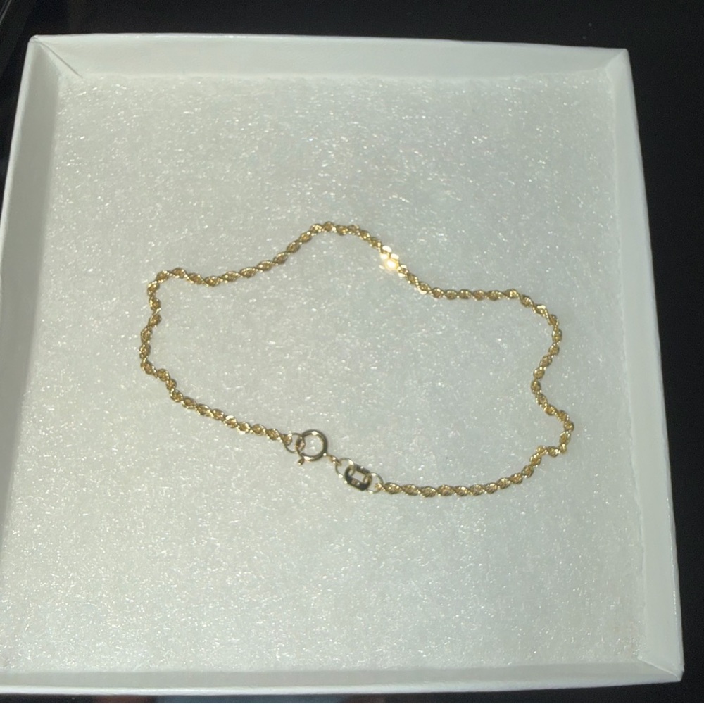 Elegant Gold Chain Bracelet